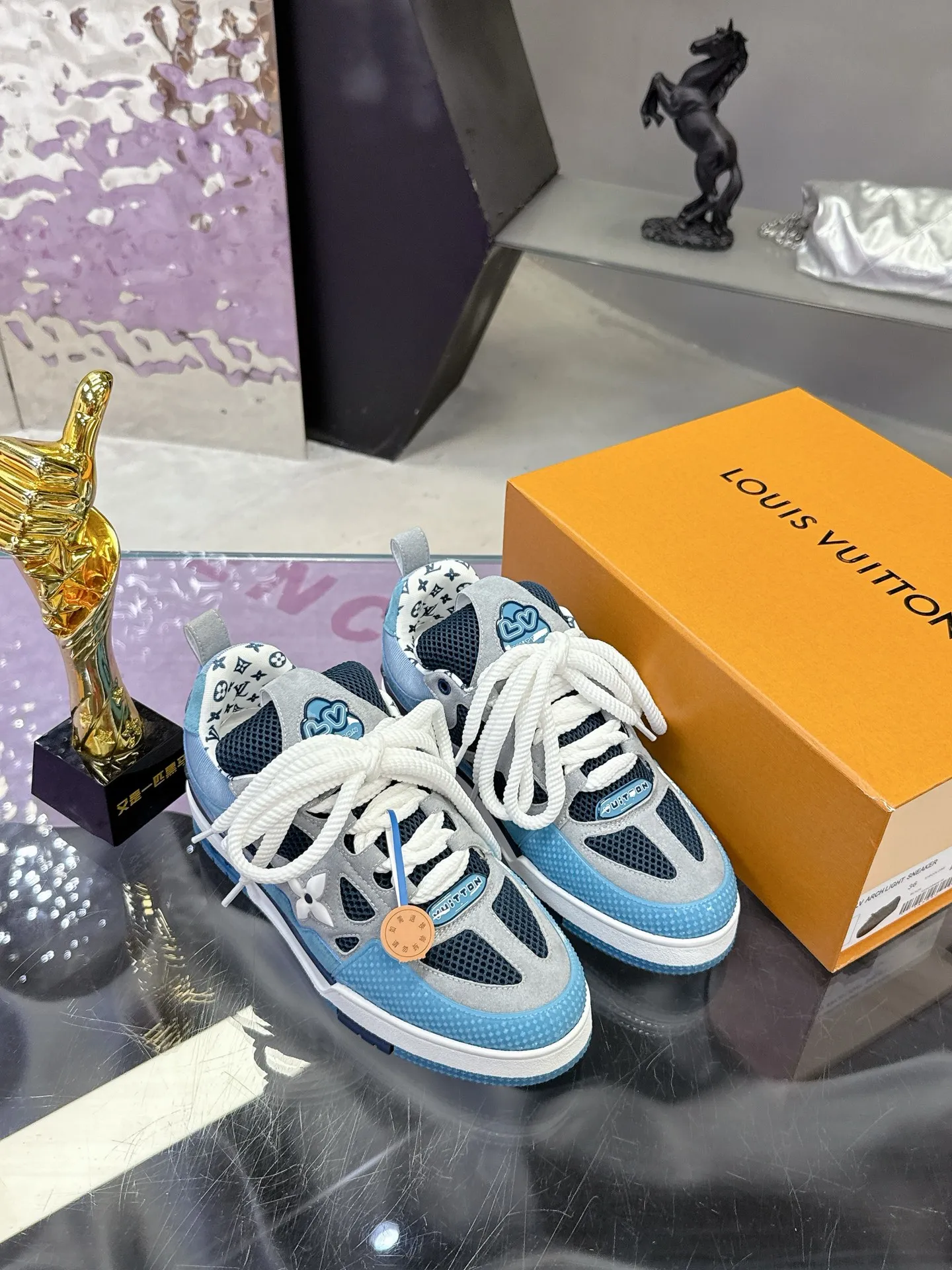 Factory price: 760💰 𝙇𝙑 𝟐𝟎𝟐5 𝐒𝐒 𝐧𝐞𝐰 Officially synchronized new colors💗 Louis Vuitton catwalk skateboard shoes are a hit, LOUIS VUITTON Trainer is undoubtedly one of the most successful Sneakers launched by luxury brands, but the pace of exploration will not stop. LOUISVUITTON will also bring a new series of skateboard shoes in the spring of 2025. The new series in the picture returns to the 90s Chunky Skate Shoes look and feel. The uppers are made of leather and mesh. The fat silhouette and thick shoelaces are very eye-catching. It is expected to have quite a few colors like the Trainer. Judging from the previous DIOR show skate shoes, this chunky style may be even stronger next year.  💎 LV small bread series LV bread shoe series 😘 Couple model Size: Female 35-40 Male 39-44, customized 45, 46